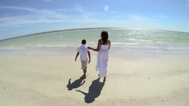 Matka se synem, chůze naboso — Stock video