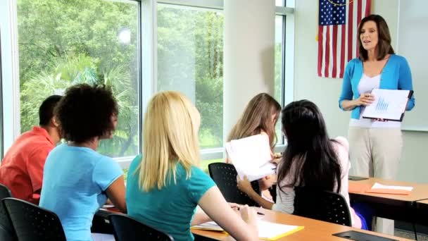 Estudantes em sala de aula com tutor — Vídeo de Stock