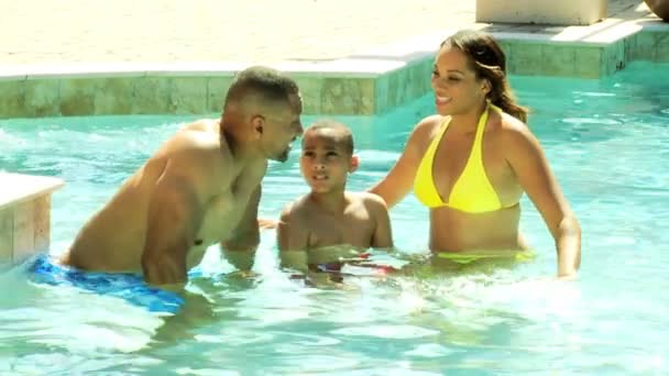 Семья проводит время в бассейне — стоковое видео