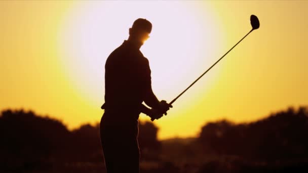 Golfista practicando su swing — Vídeos de Stock