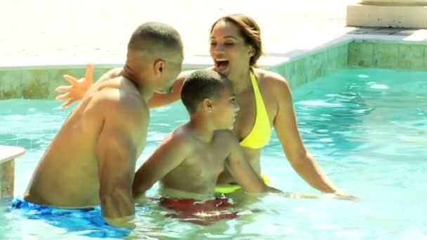 Família passa tempo na piscina — Vídeo de Stock