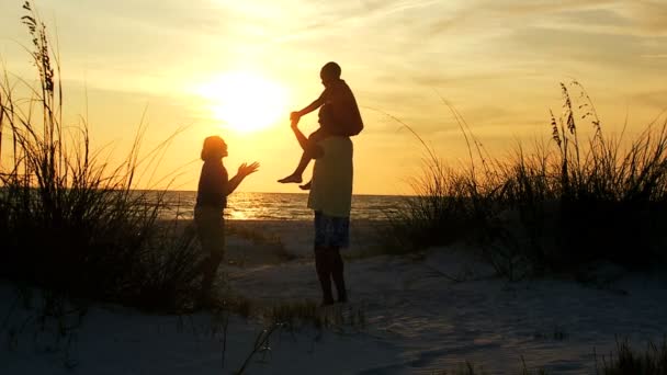 Ragazzo su spalle di padri e madre — Video Stock