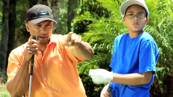 Pai ensinando filho jogando golfe — Vídeo de Stock