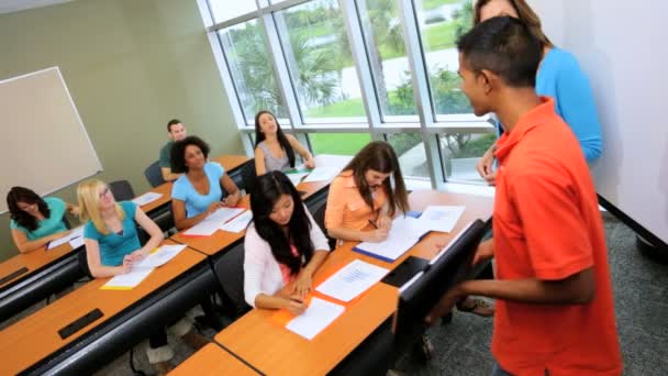 Students listening to fellow presentation — Stock Video