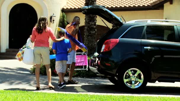 Семья распаковывает автомобиль по возвращении — стоковое видео