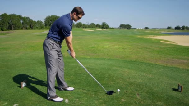 Golfare Förberedelse för Tee Off — Stockvideo
