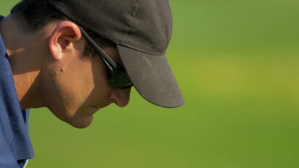 Golfer preparing to tee off — Stock Video