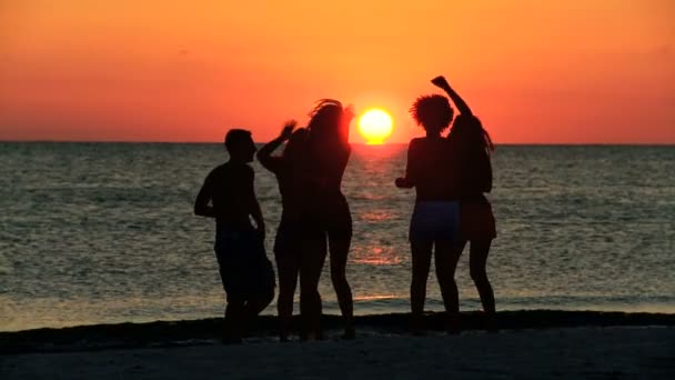 Подростки наслаждаются пляжной вечеринкой — стоковое видео