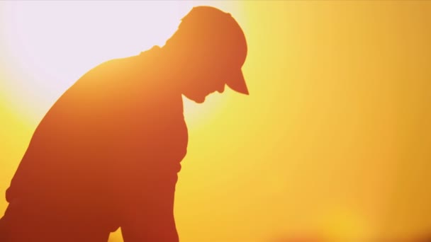 Golfista praticare il suo swing — Video Stock