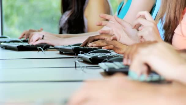 Estudantes adolescentes trabalhando em computadores — Vídeo de Stock