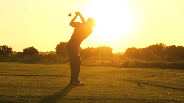 Mannelijke golfspeler rijden af — Stockvideo