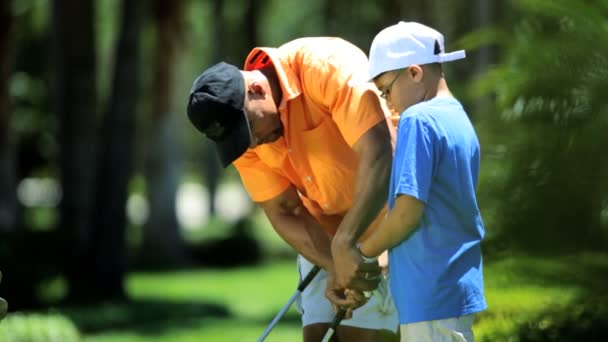 Niño aprendiendo a jugar al golf — Vídeo de stock