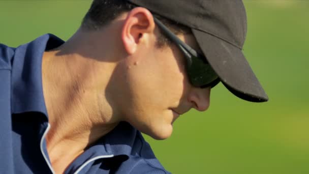 Golf masculin pratiquant swing — Video