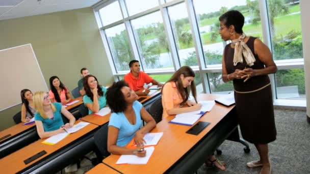 Tutor universitario enseñar a los estudiantes — Vídeo de stock