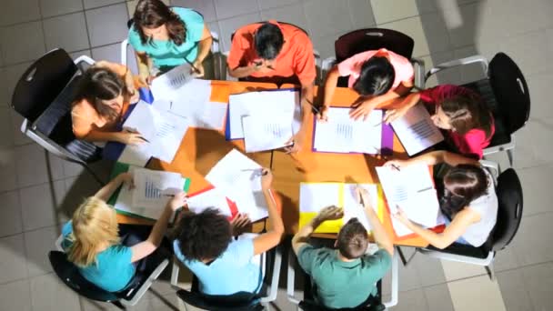 Teenagers sitting with college lecturer — Stock Video