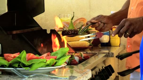 Familie nyder på grill – Stock-video