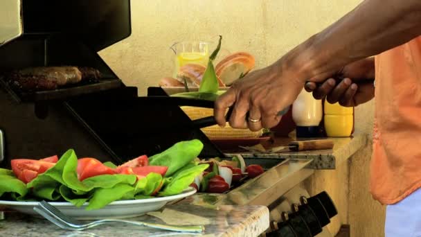 Padres cocinando almuerzo en barbacoa — Vídeos de Stock