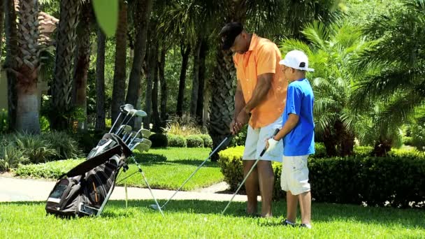 Padre insegnamento figlio giocare a golf — Video Stock