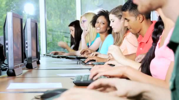 Estudiantes adolescentes trabajando en computadoras — Vídeo de stock