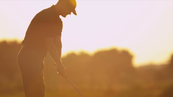 Golfer oefent zijn swing — Stockvideo