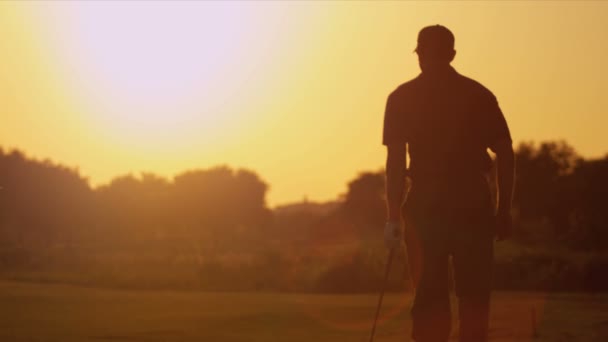 Golfer preparing to tee off — Stock Video