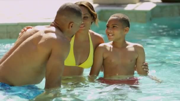 Passer du temps en famille dans la piscine — Video