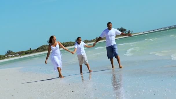 Familia disfrutando de estar de vacaciones — Vídeos de Stock