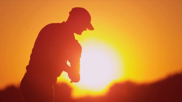 Profissional de golfe praticando seu swing — Vídeo de Stock