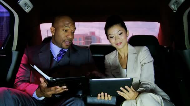 Banking rådgivare i lyxiga limousine — Stockvideo