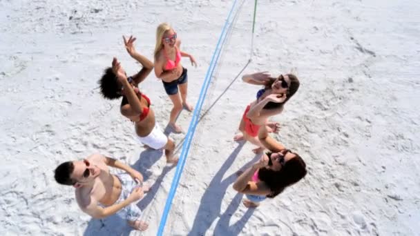 Menschen spielen Beachvolleyball — Stockvideo