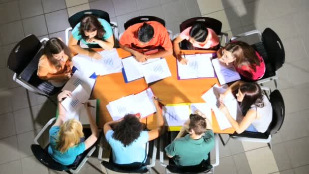 Estudiantes en el aula con el profesor — Vídeo de stock