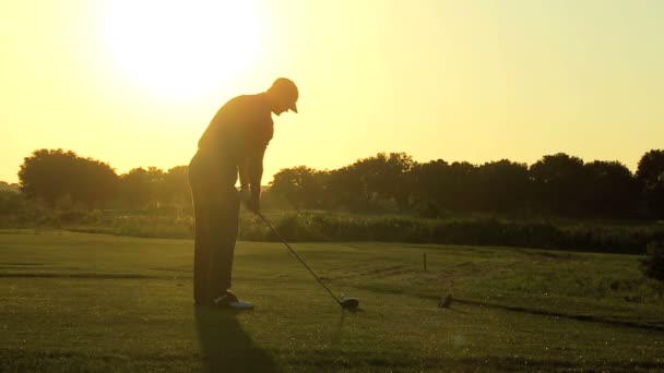 Golfista maschio alla guida fuori — Video Stock