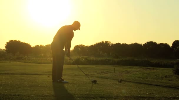 Mannelijke golfspeler rijden af — Stockvideo