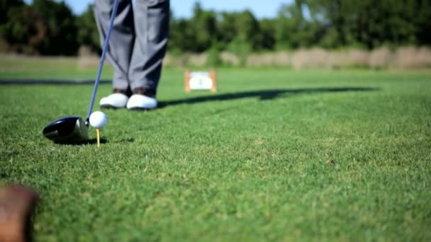 Гольфист приближается к мячу для гольфа — стоковое видео