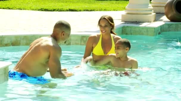 Familie tijd doorbrengen in zwembad — Stockvideo