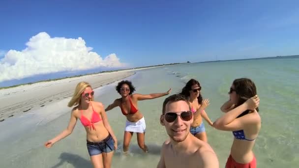 Adolescenti che godono sulla festa in spiaggia — Video Stock