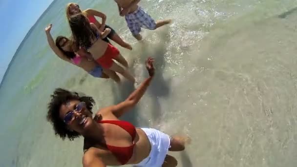 Jovens adolescentes em férias na praia — Vídeo de Stock