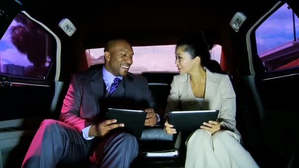 Business people on back seat — Stock Video