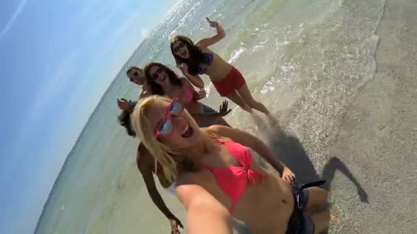 Adolescentes despreocupados disfrutando de vacaciones de fin de semana — Vídeo de stock