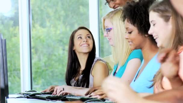 Estudantes em sala de aula com tutor — Vídeo de Stock