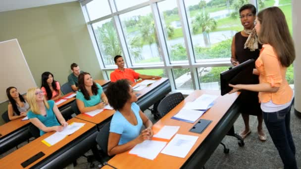 Estudantes que trabalham para o curso de TI — Vídeo de Stock