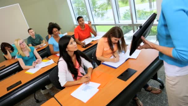 Adolescentes que trabajan en el aula universitaria — Vídeos de Stock