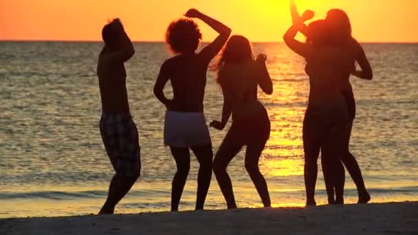 Teenagers enjoying beach at sunset — Stock Video