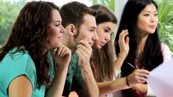 Tieners werken in college klas — Stockvideo