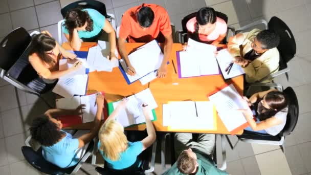 Les étudiants applaudissent à un camarade — Video