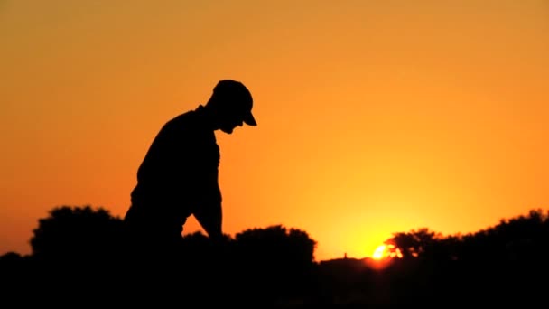 Golfer preparing to tee off — Stock Video