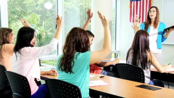 Studenten luisteren docent in klas — Stockvideo