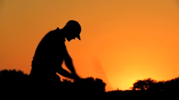 Golfer bereiten sich auf Abschlag vor — Stockvideo