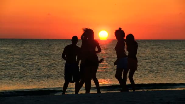 Jovens amigos dançando ao pôr do sol — Vídeo de Stock