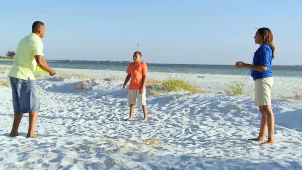 Familia divirtiéndose en la playa — Vídeo de stock